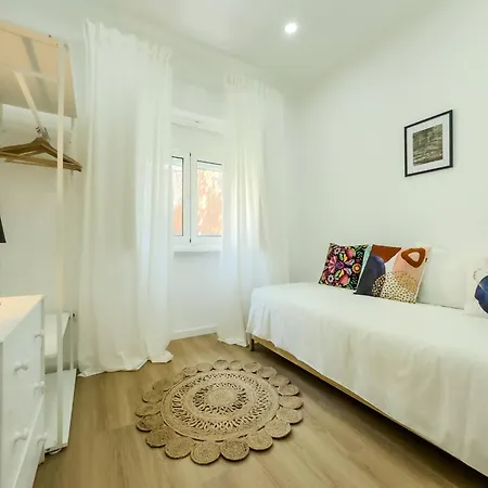 River 2-bedroom With Terrace In Alcantara *